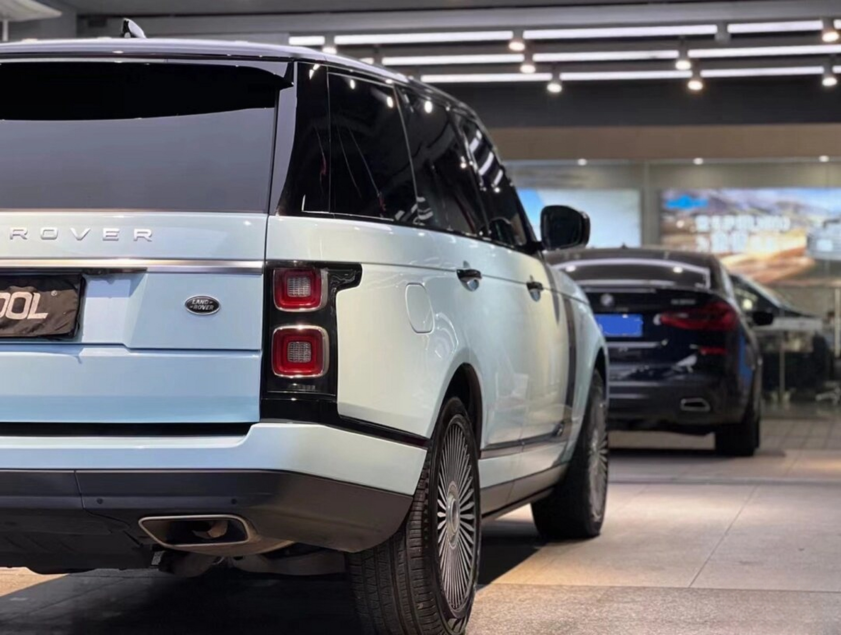 路虎揽胜改色冰川蓝  推荐冰川蓝这个颜色很好看,这个颜色很适合女生