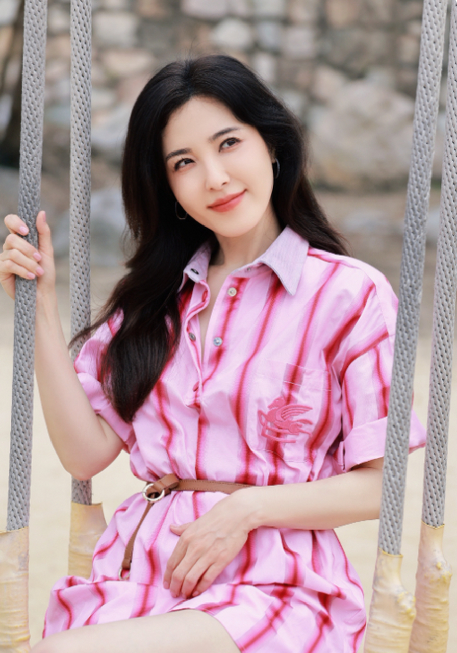 粉色也非常适合曾黎这位气质温婉,美丽动人的女演员.