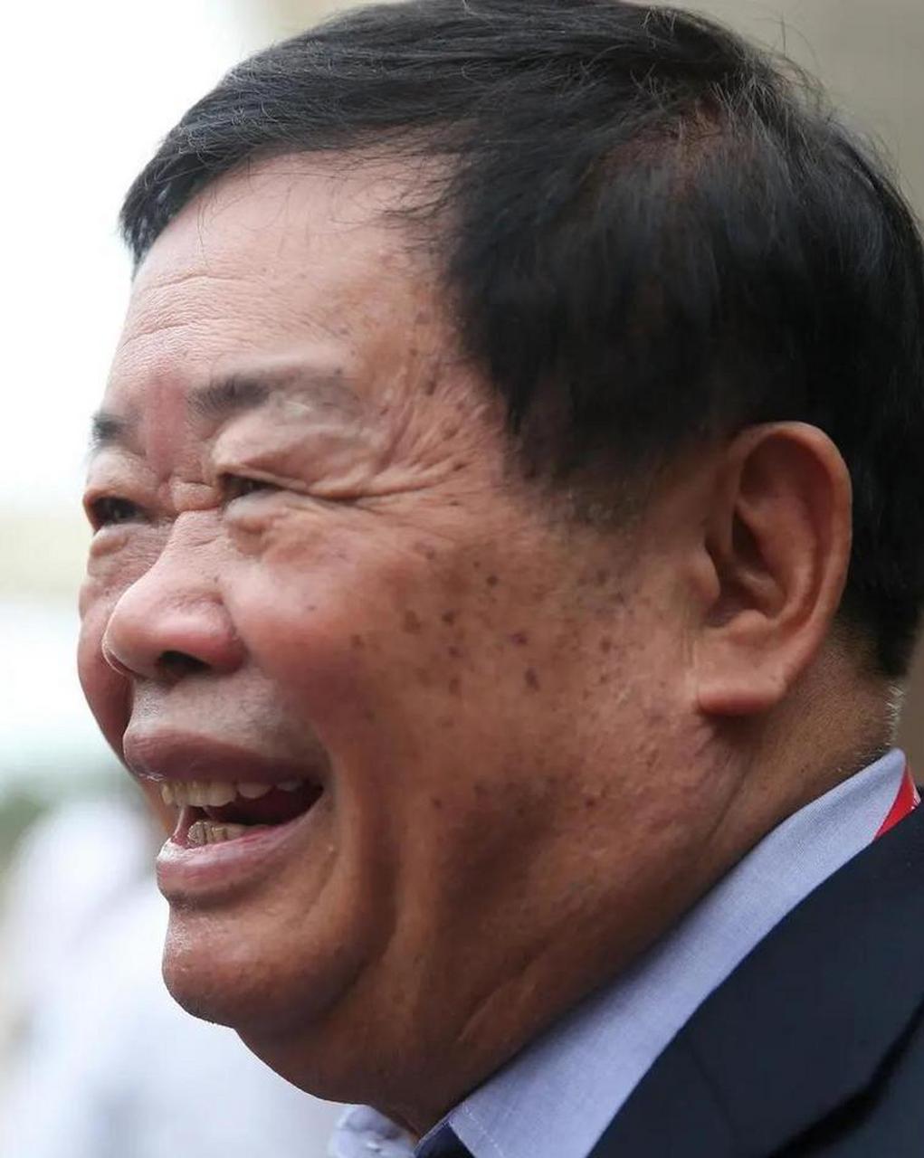 玻璃大王曹德旺年轻时在食堂当炊事员,他发现米总是数量不对,设局排查