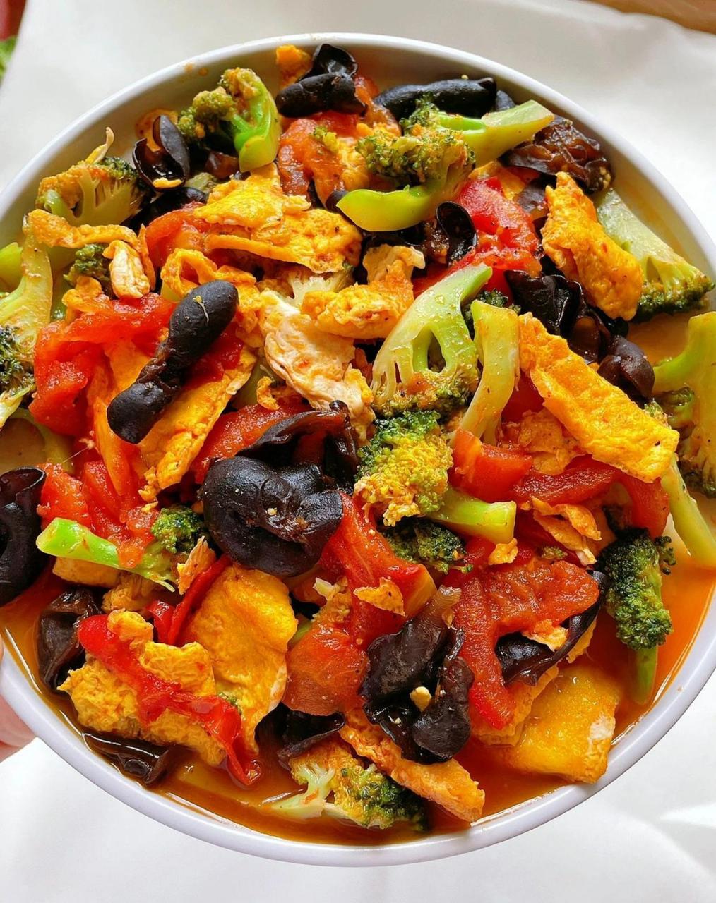 番茄西兰花炒鸡蛋!西兰花 番茄 鸡蛋 木耳随手一炒太香了!