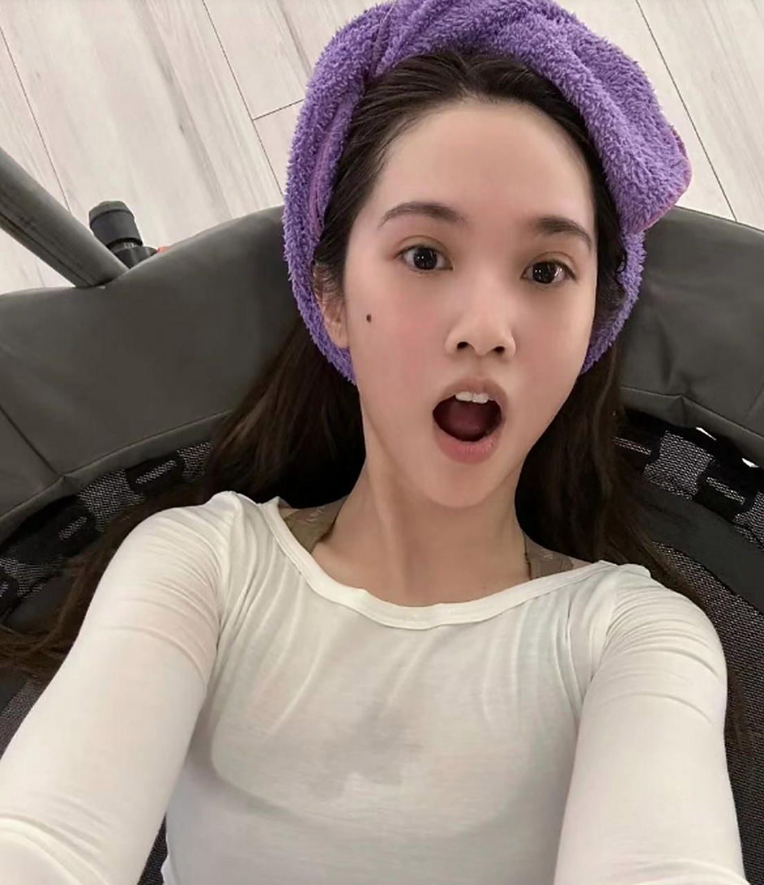 杨丞琳晒运动后的素颜照,她的五官就是天生明星脸,不加修饰也那么好看