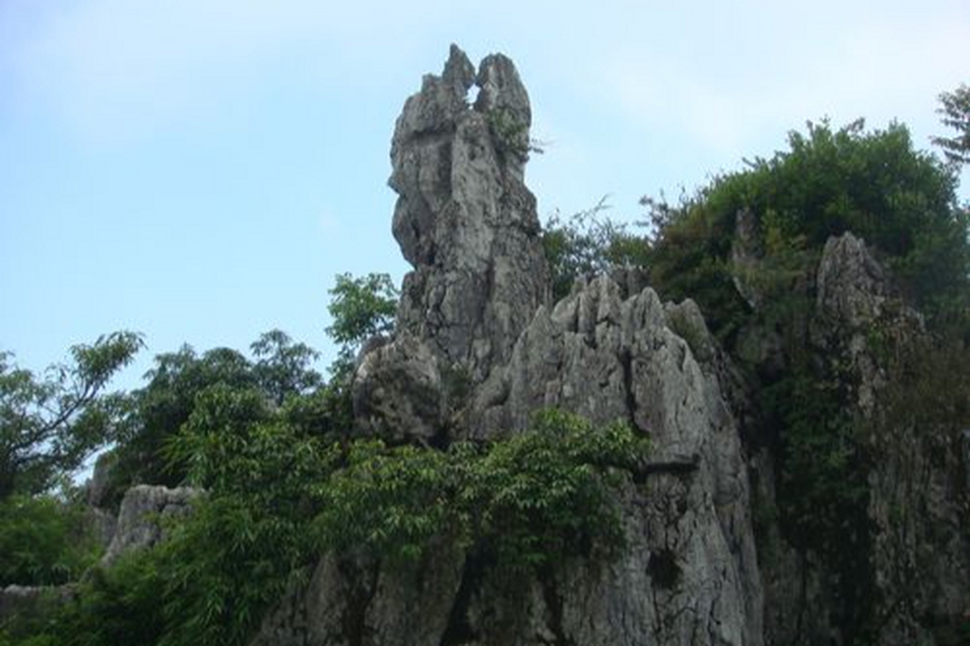 蓥华山位于四川省德阳什邡市,古称章山,景观范围106平方公里,山顶海拔