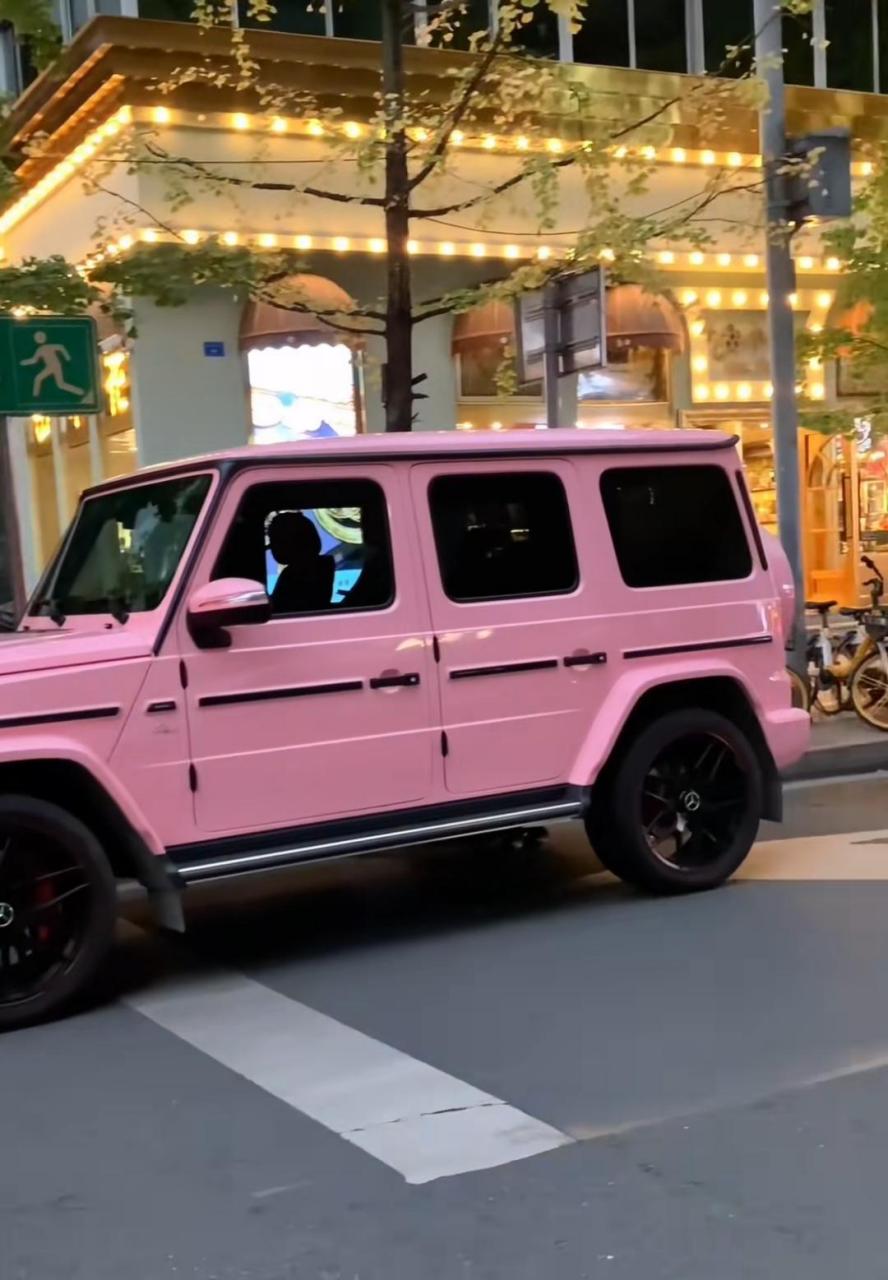 网友:街上看到一辆这样的奔驰大g,还是粉色的,太好看了,不知道车主是