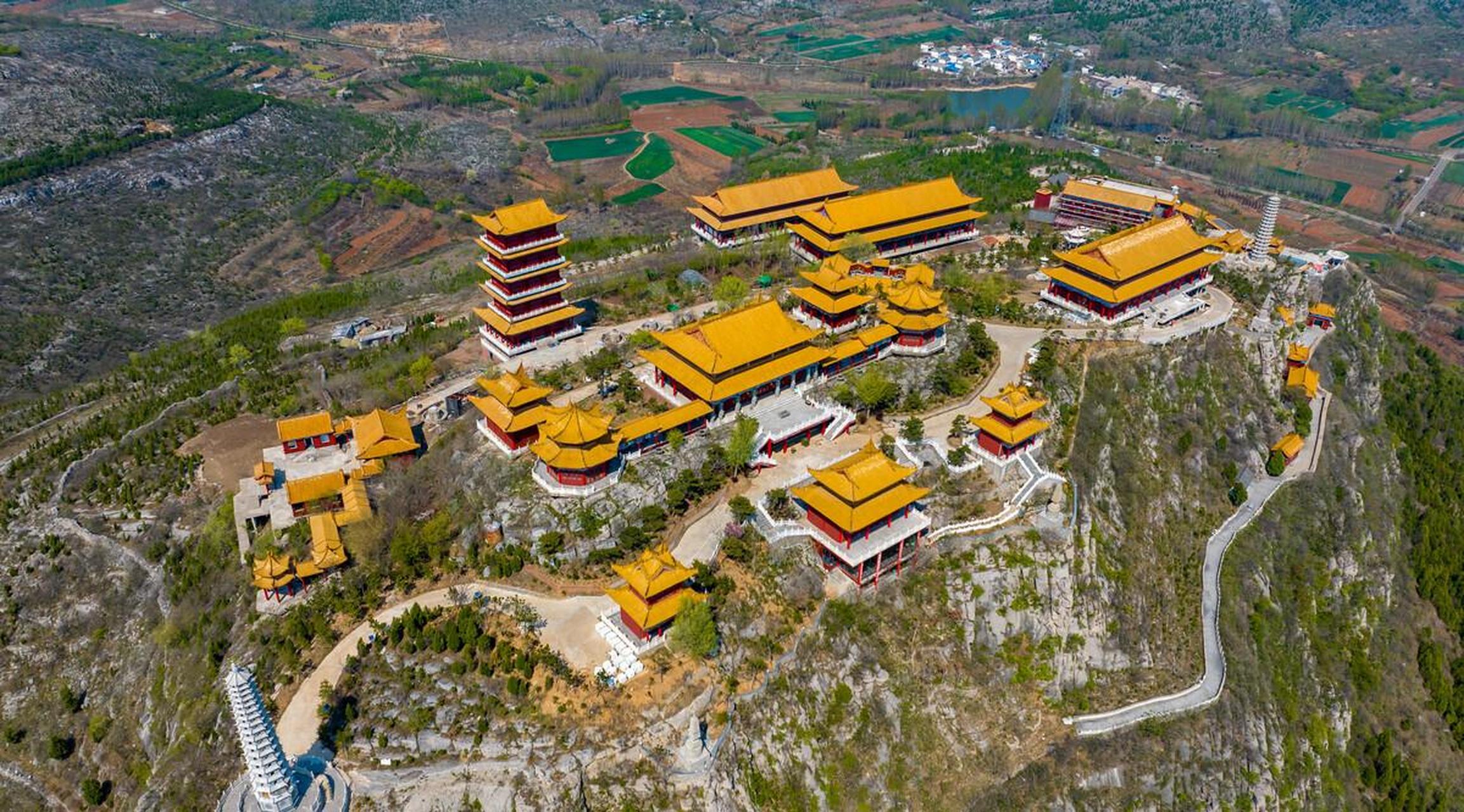 是枣庄规模最大的寺庙,在山顶建规模这么宏大的寺庙在国内也极其罕见