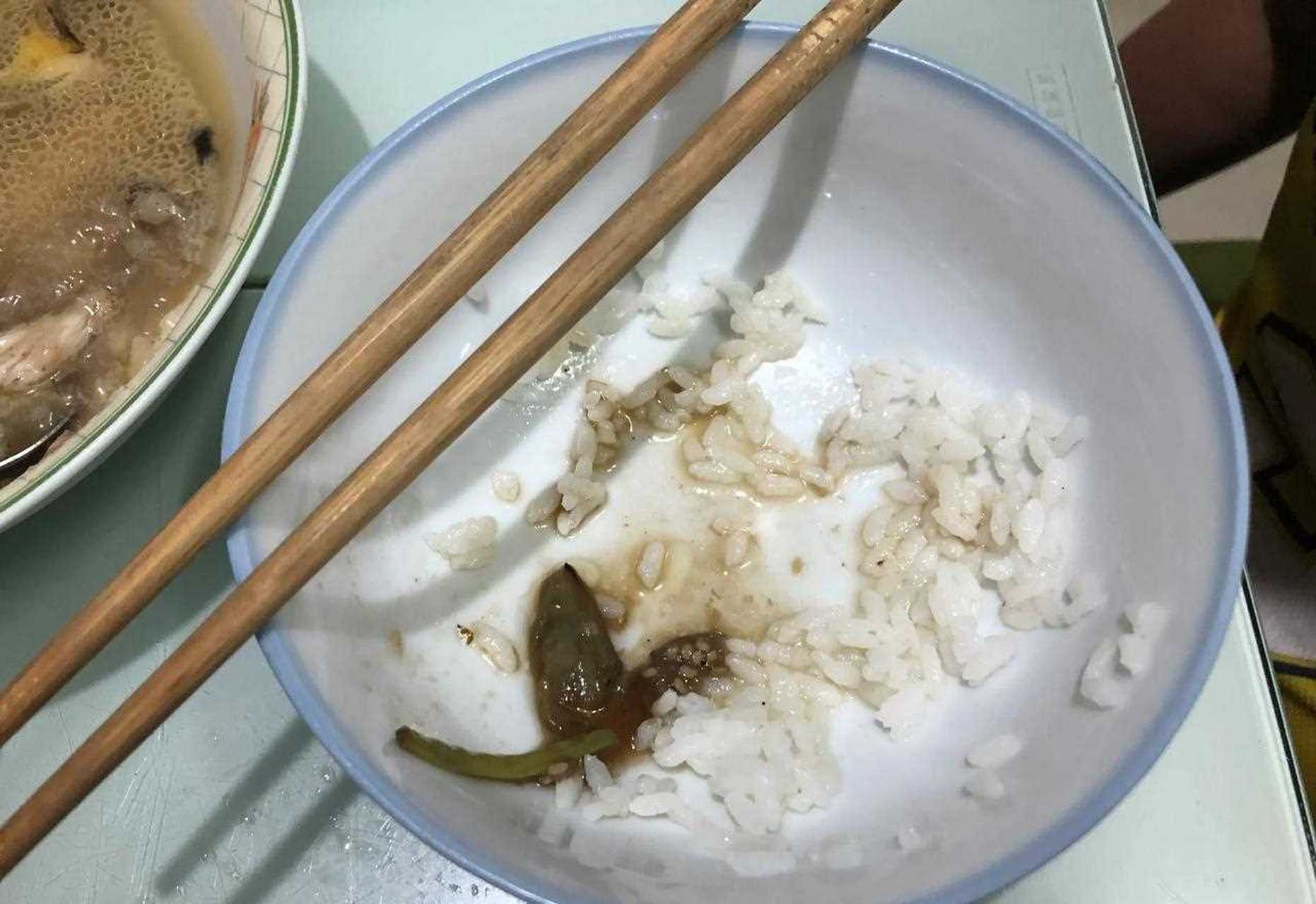 孩子委屈的看着我,我说你别看我,必须吃干净,我小时候"掉剩饭"是要被