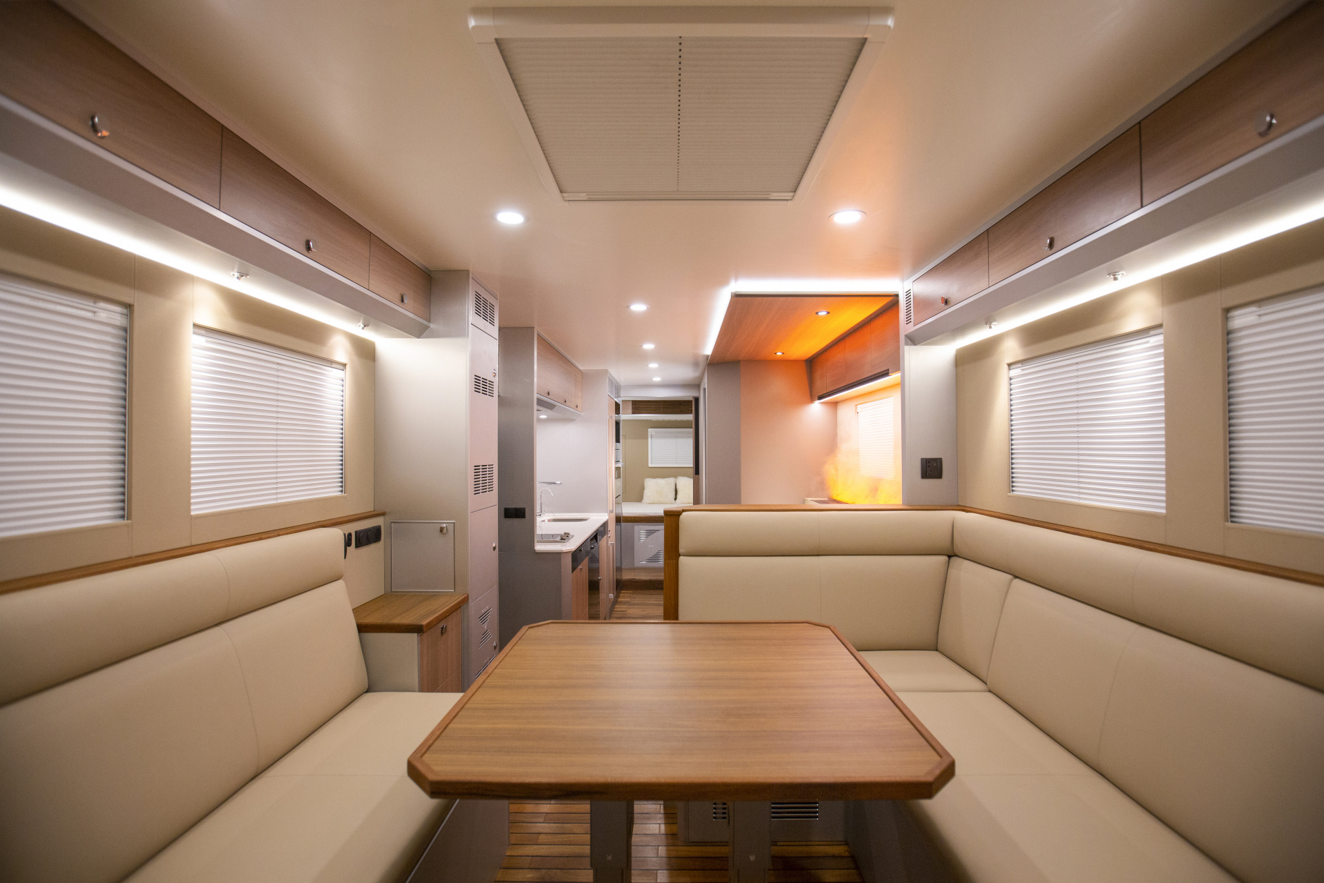 典奢于途,驾驭山海 科摩多龙·奔驰arocs8x8越野房车 集聚世界顶级