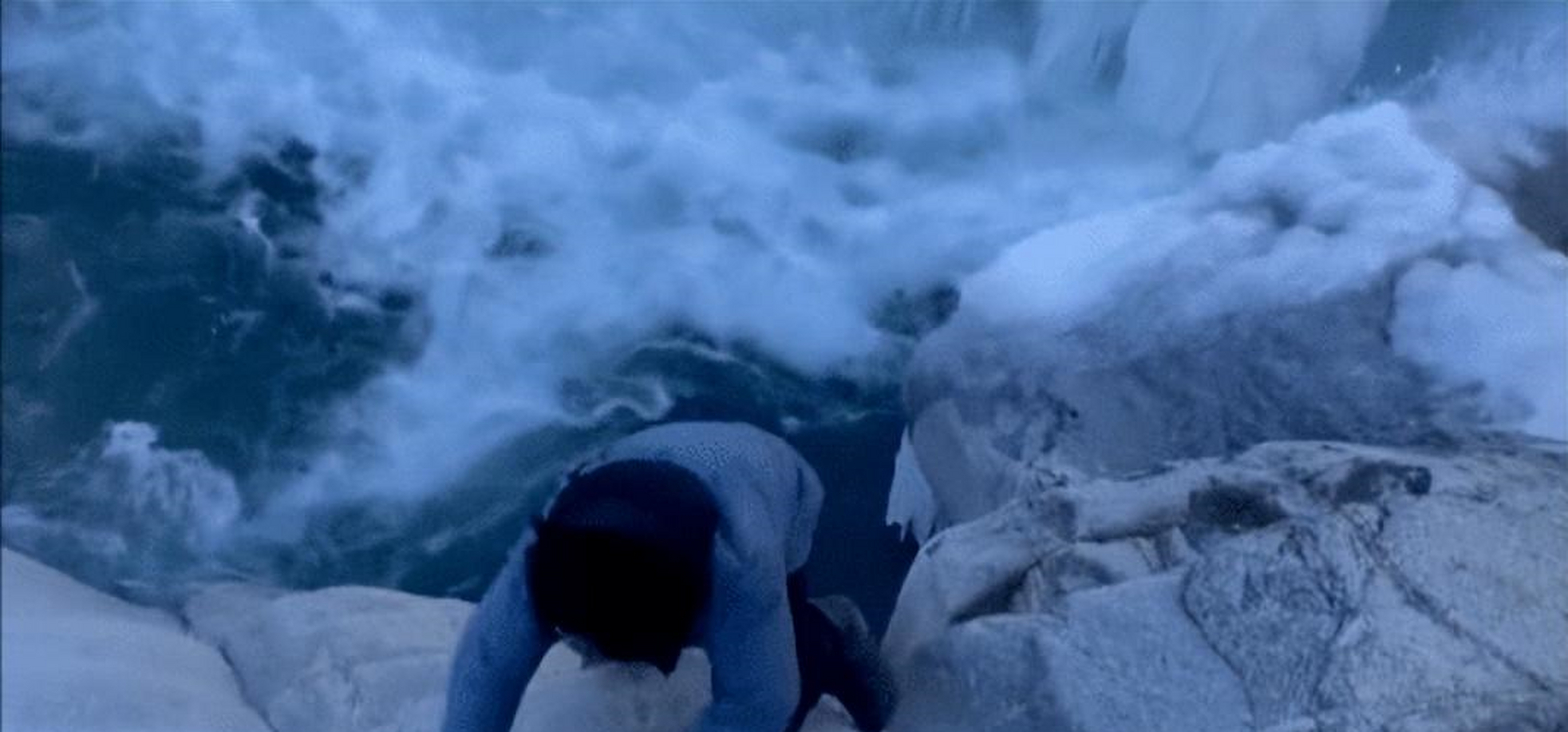 年1日,"西藏冒险王"王相军在西藏探险依噶冰川时,意外失足坠落河中