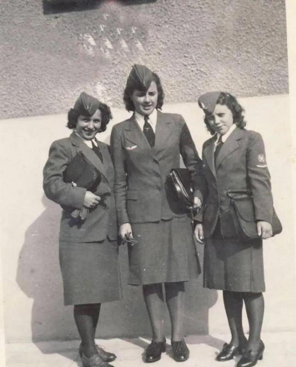 二战时期的德国女兵竟然穿尼龙袜配短裙配皮鞋,在当时尼龙材质广泛