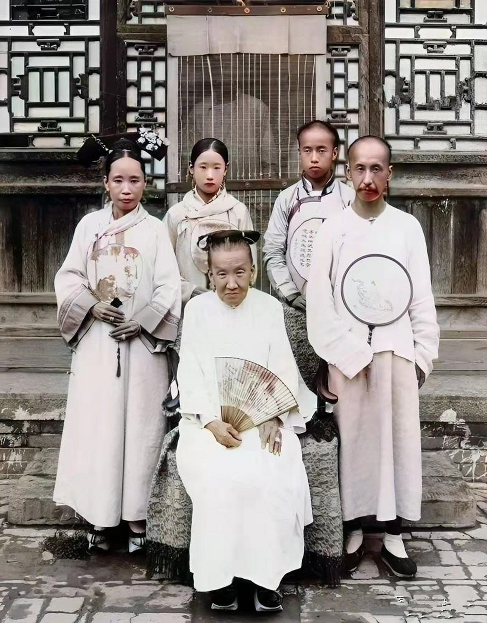 历史老照片,晚清时期满族旗人家庭合影.