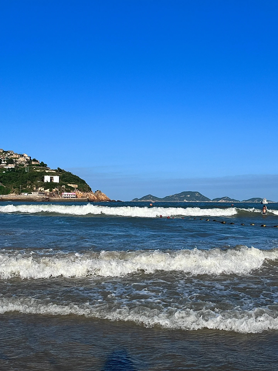幸运的是,我去的那几天,天空湛蓝,海水碧绿,仿佛
