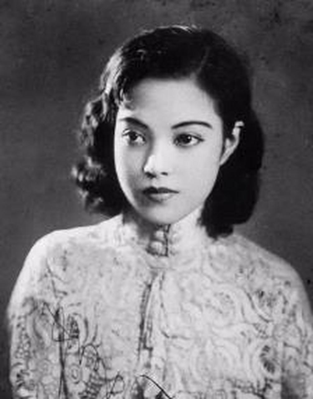 1945年,李香兰与川岛芳子共同被判为汉奸罪执行枪决,临刑前她解开衣带