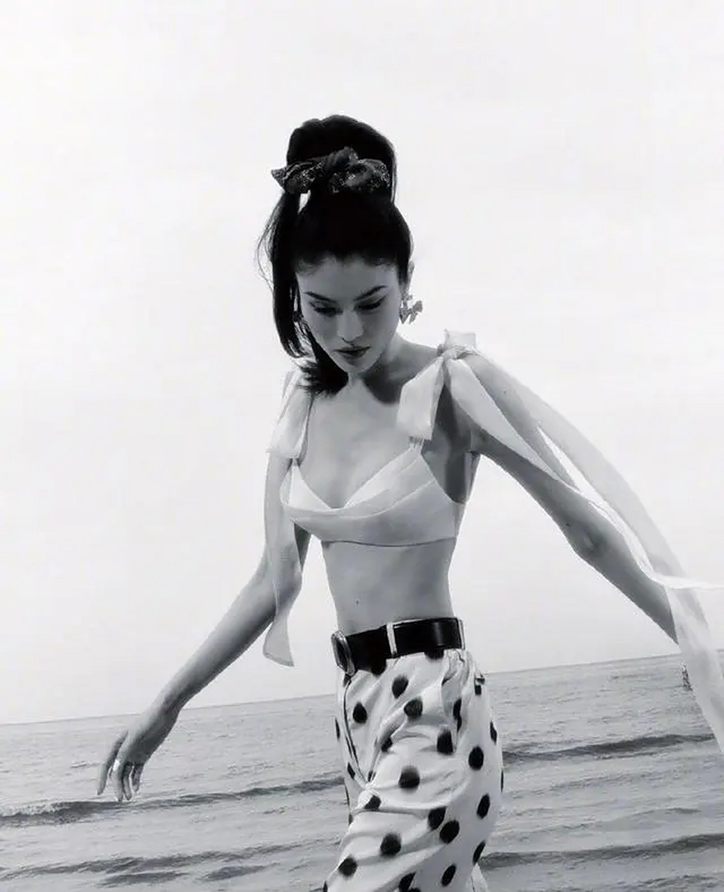 何穗性感泳装写真释出,很有女王的风范,神似梦露,美出了新的高度