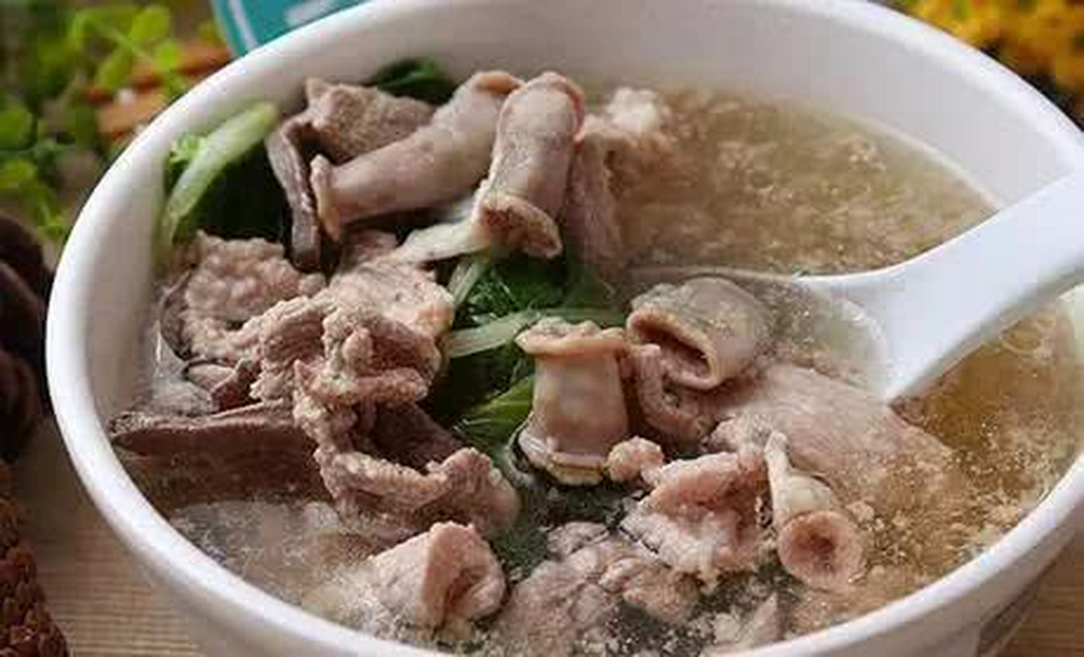 猪杂汤,在茂名,湛江一带,猪杂汤非常受欢迎.