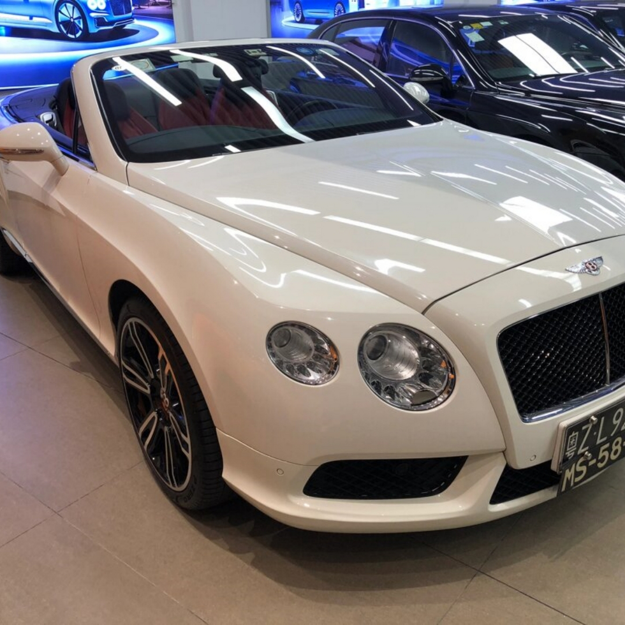 宾利欧陆gtc 敞篷  这款宾利欧陆gtc敞篷版是2014年的车型,安全行驶了