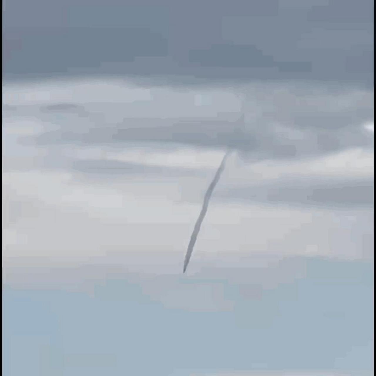 6月27日,浙江安吉有人拍到一个巨大的不明飞行物坠落,而且坠落的飞行