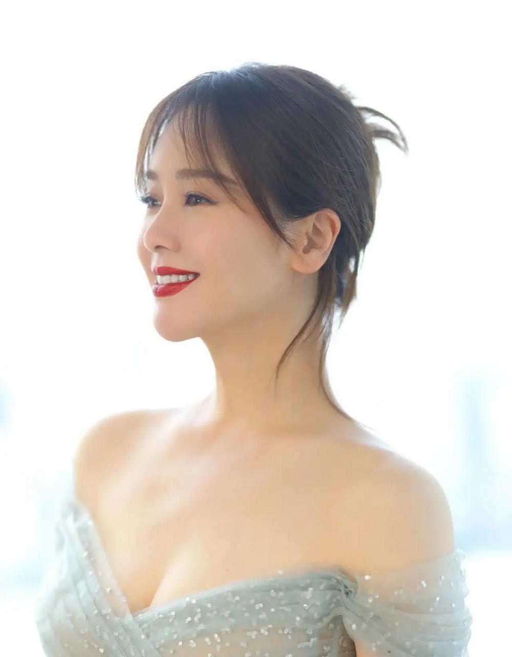 风韵女神左小青,一袭蓝色抹胸纱裙吸睛又性感还很高级,真的很抢镜头