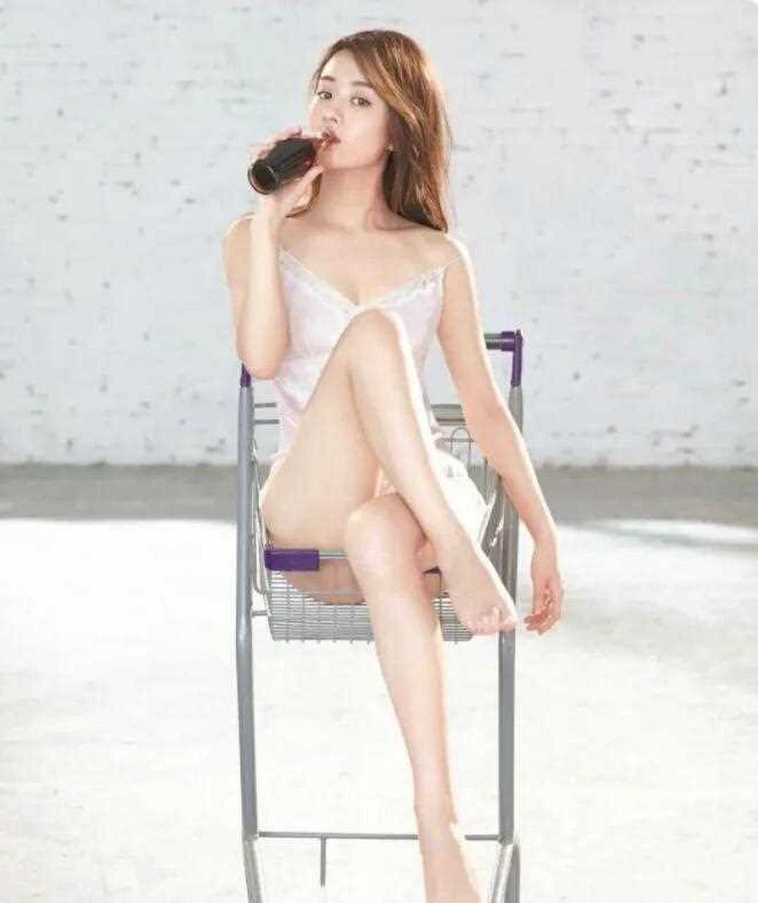 一向严谨的赵丽颖,第一次大胆尝试拍摄比基尼写真集,喜欢颖宝的这组