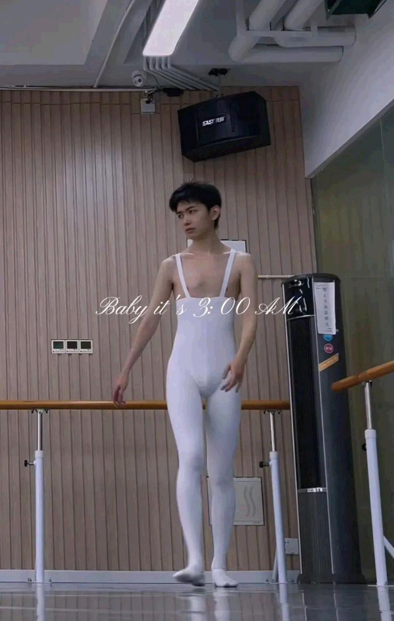 没想到男生们跳芭蕾的姿势这么优雅![鼓掌]