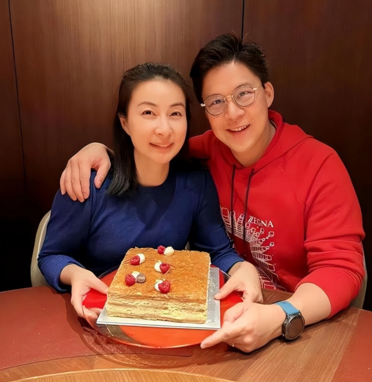 11月8日,霍启刚在ins高调发文,让大家看到了真正的豪门夫妻,是如何