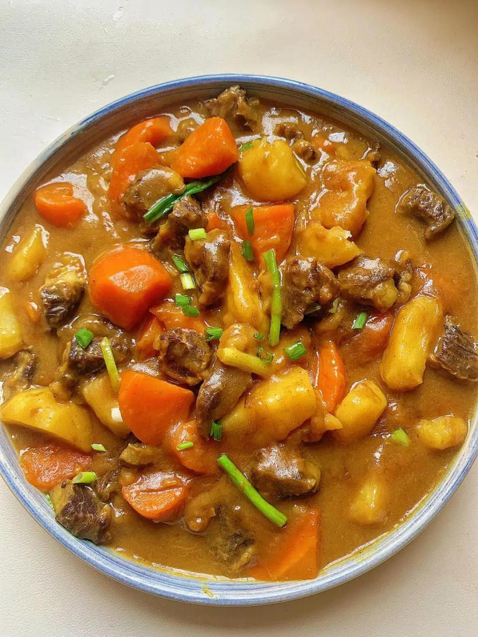 咖喱土豆炖牛腩这样做太好吃啦  做法: 1牛腩洗净 冷水下锅加姜片料酒