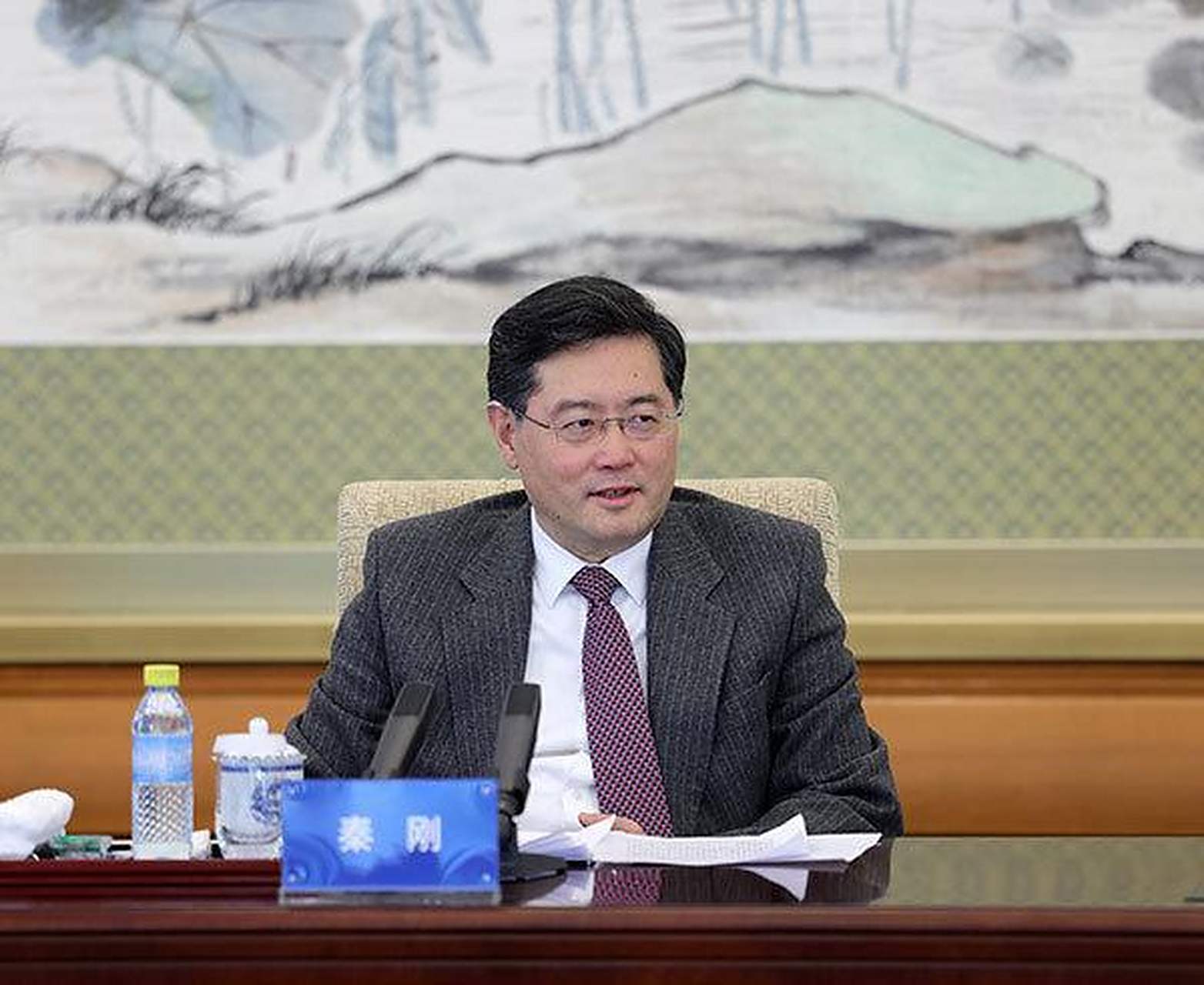 据央视新闻报道,在会见美驻华大使伯恩斯时,秦刚