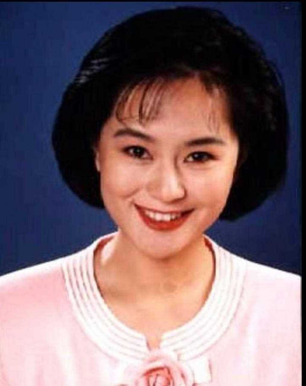 鞠萍是我童年时代最熟悉的央视少儿节目主持人,她主持的《大风车》