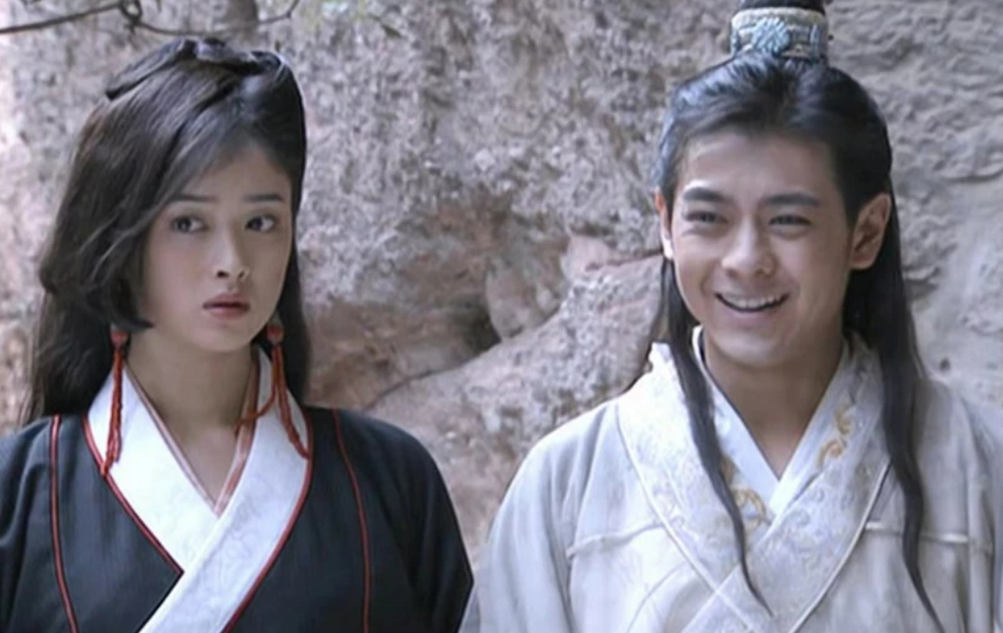 当年拍摄《天龙八部》中,蒋欣和林志颖有一场吻戏,开拍前,蒋欣忍不住