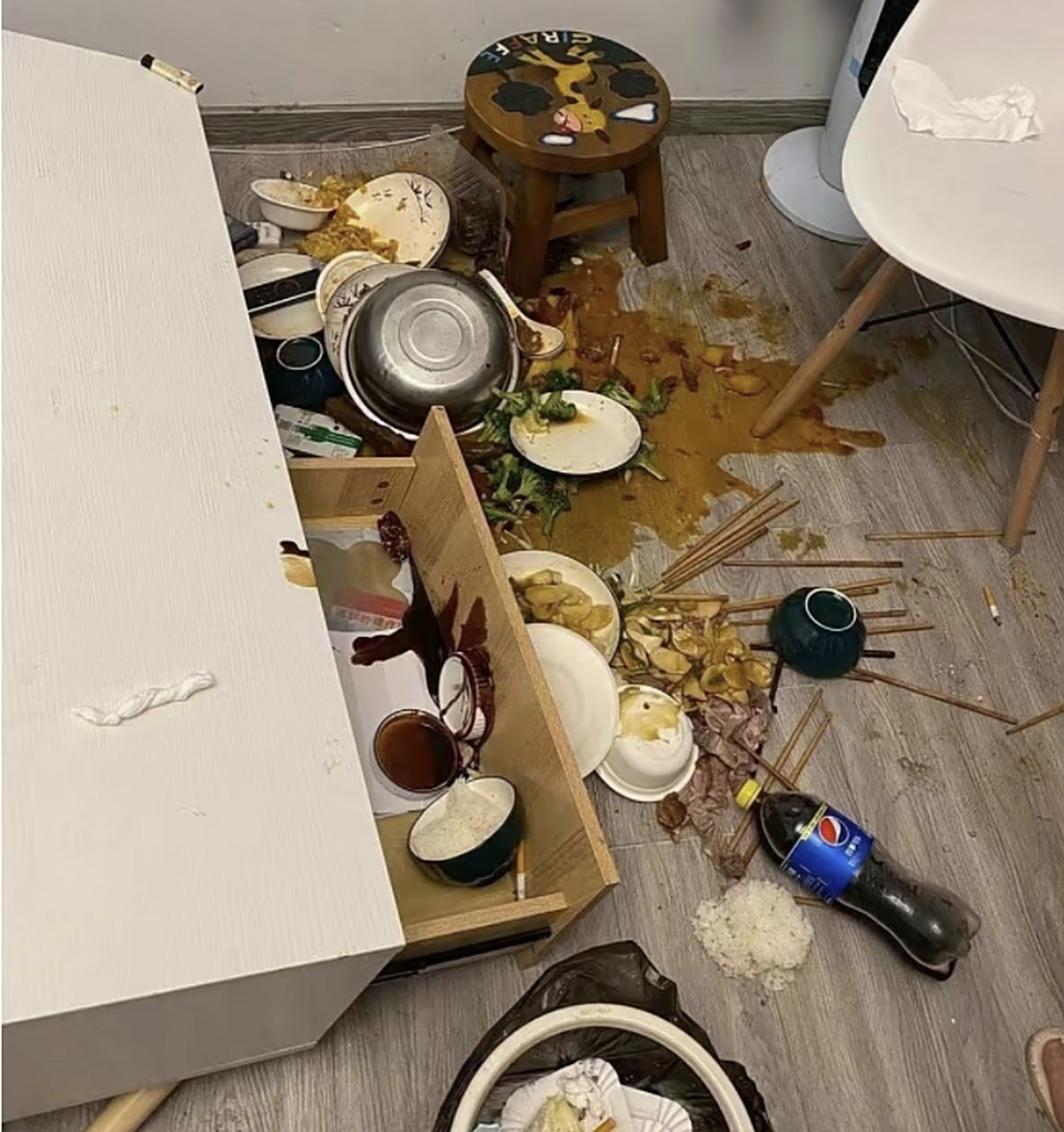 朋友来看到我老婆做菜很丰盛,故意滑倒把菜都打翻,没见过这么嫉妒的人