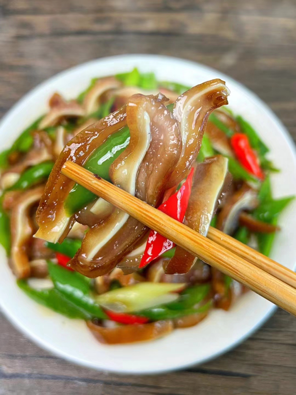 食材: 猪耳朵|青椒|小米辣|蒜苗|大蒜  做法: 76猪耳朵冷水下锅