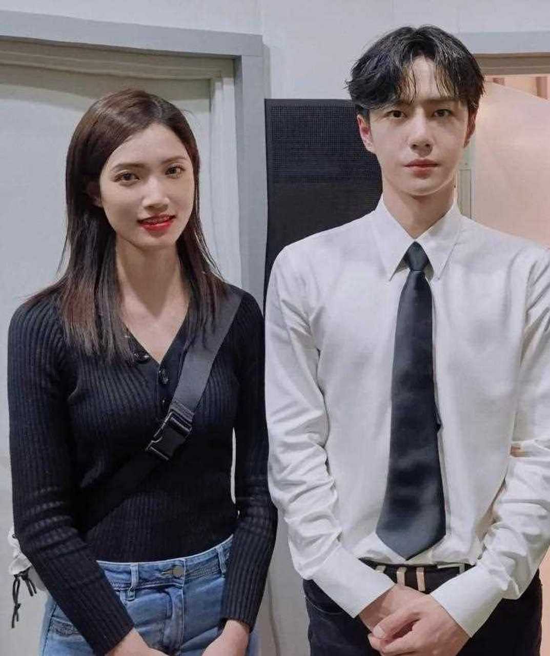 王一博真是根正苗红的大好青年,跟女粉丝合影,不仅没有任何的亲昵举动
