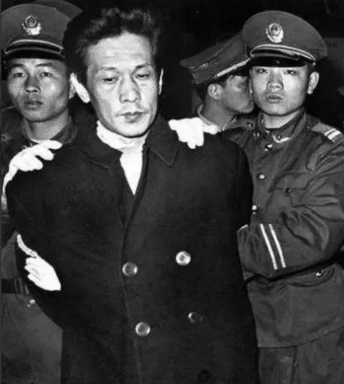 这是1995年王建业被押上刑场前与情妇史燕青的最后一张合影.