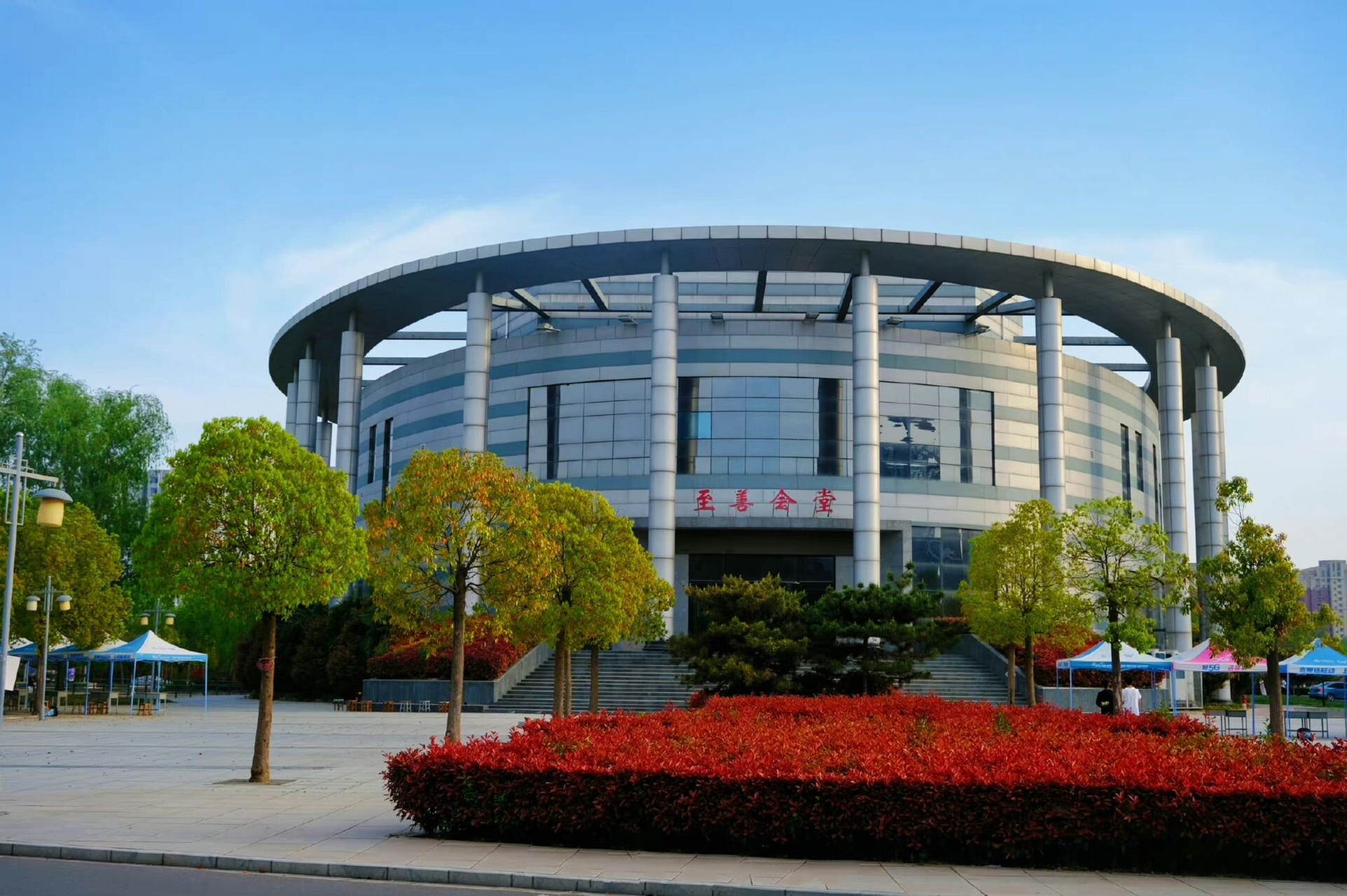 关于周口师范学院  环境内况:9999999999学校有两个操场,两