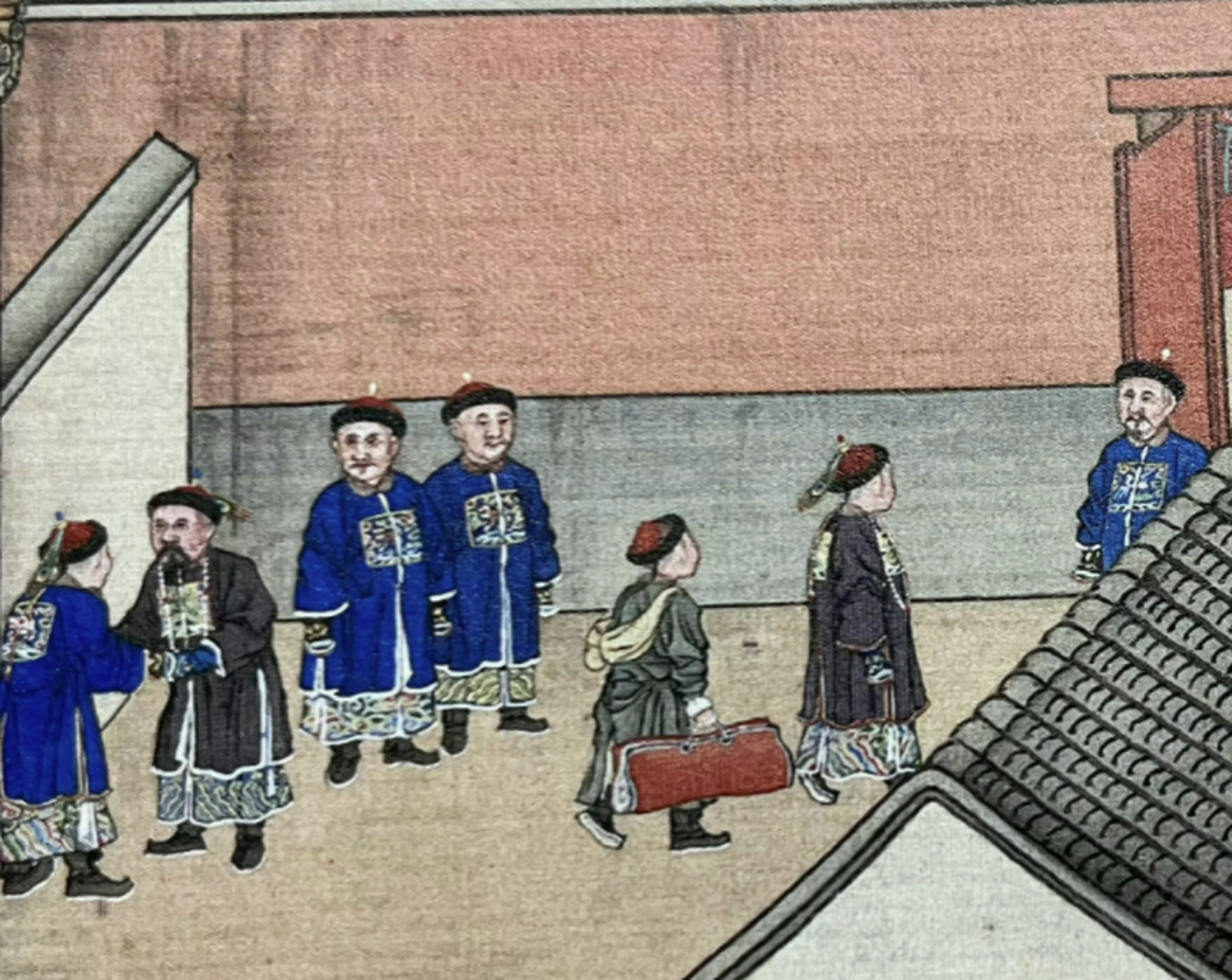 清朝时期,官员需要很早上朝且需要长时间等待,于是便有了便捷式坐垫