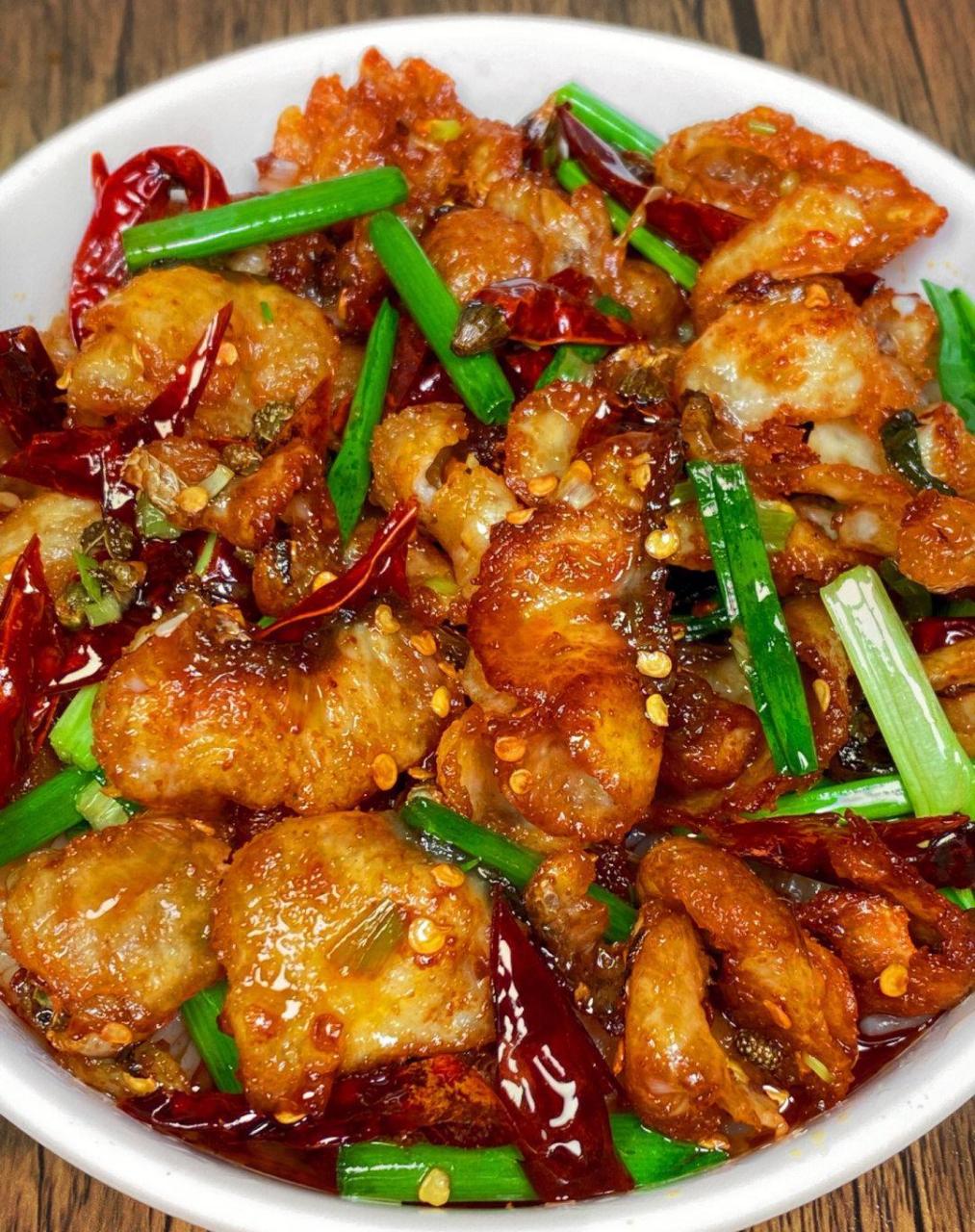 这个香辣鱼片真的好吃哭了,客人都赞不绝口[派对r][派对r] 黑鱼片炸得