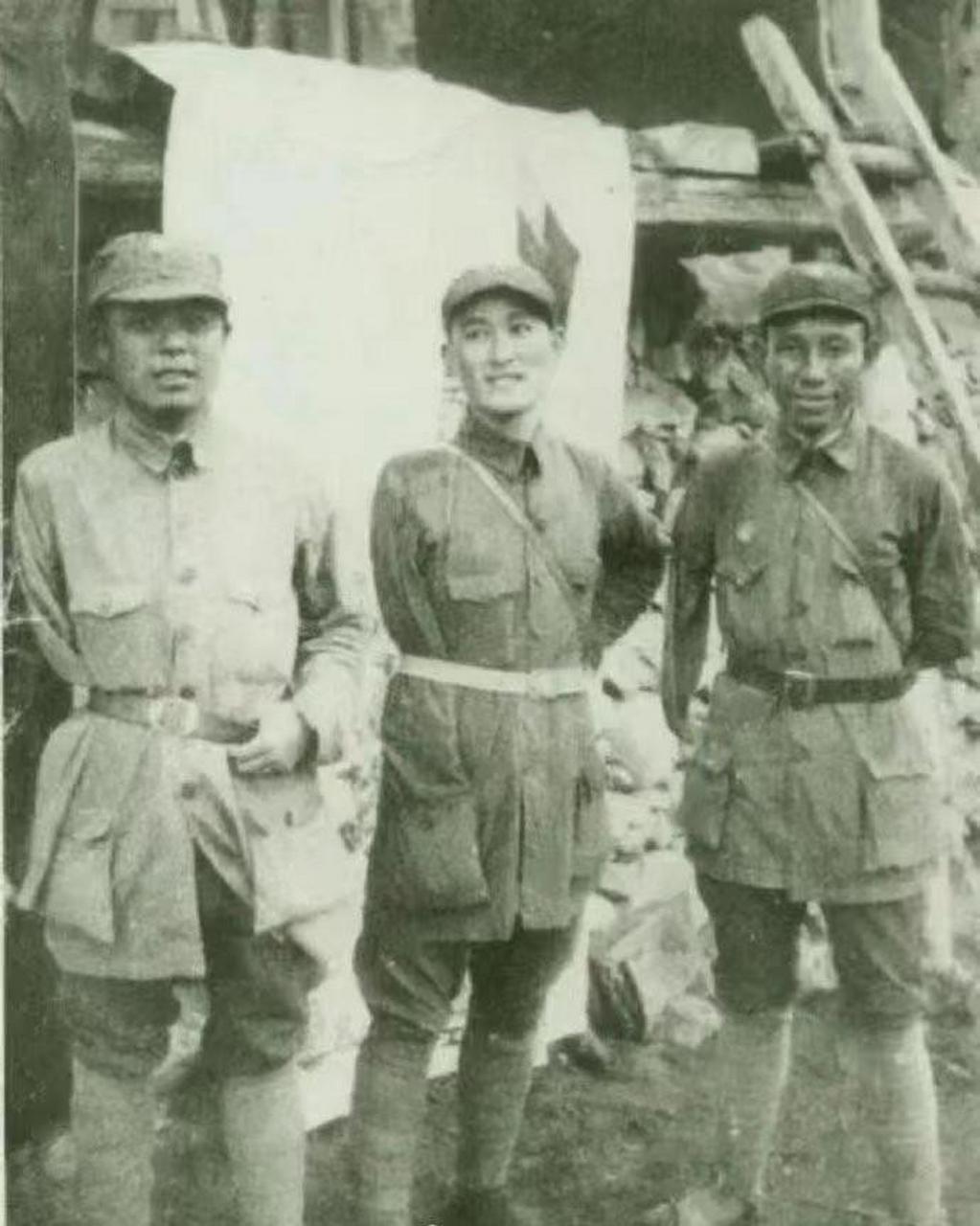 1939年,三位独臂军人在山西拍摄的合影,左起彭青云,左齐,晏福生.