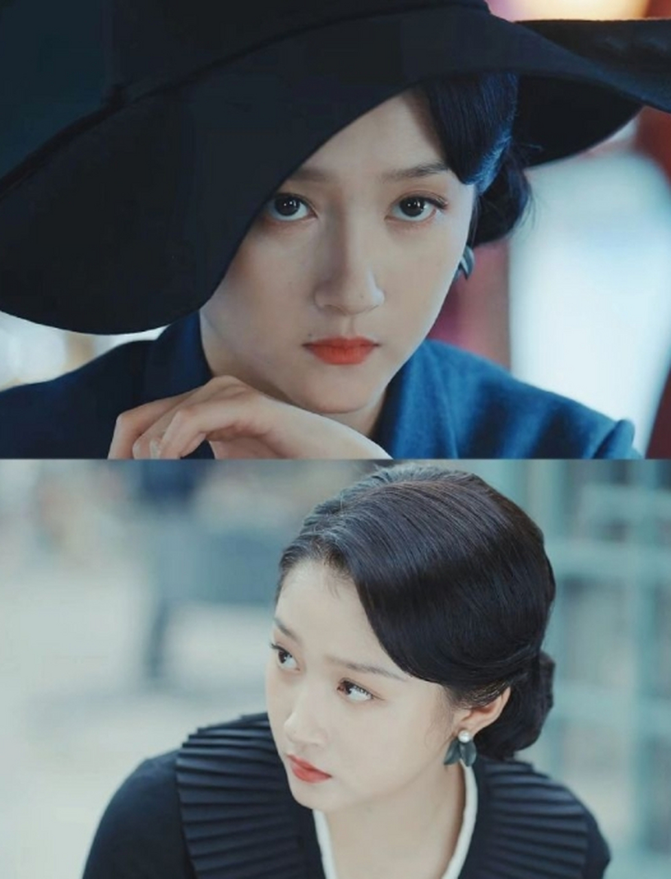 关晓彤尝试了各种民国时期的发型和服饰,她的发型简约而不失优雅