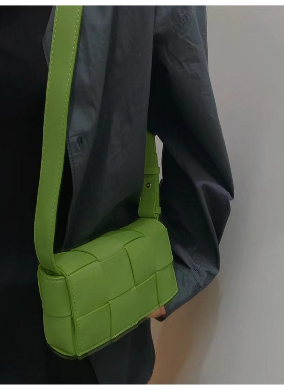小众包包分享|这个小绿包有点高级 吸睛绿色小方包  这个颜色泰戳我了