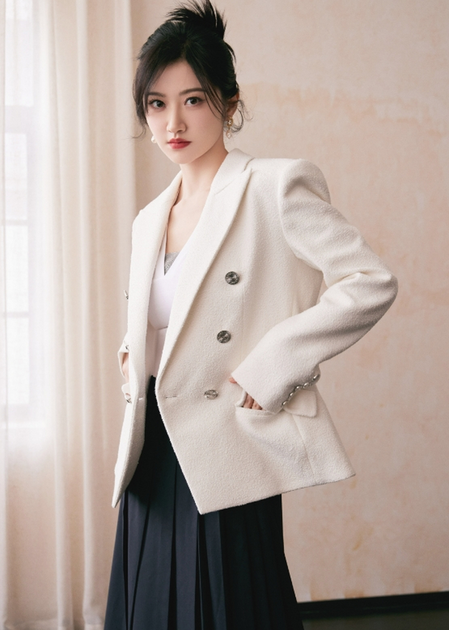 腮红粉嫩又温柔,少女感满满的#景甜# 性感饱满的身材,樱桃小嘴,妩媚