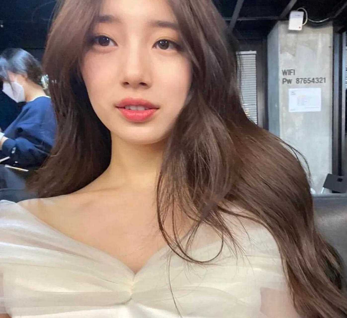 秀智的女神卷曲长发造型真的好美!