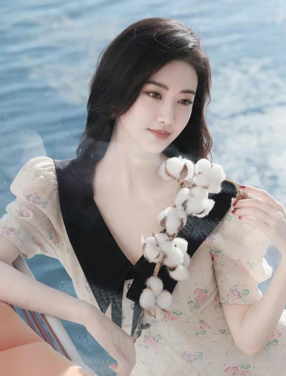 景甜深v花朵连衣裙性感写真 #中国版chatgpt来了# #娱乐