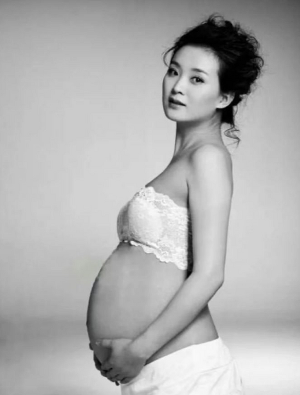 今天,我们来一起看看三位豪门贵妇——李湘,王艳和黄圣依的孕肚照.