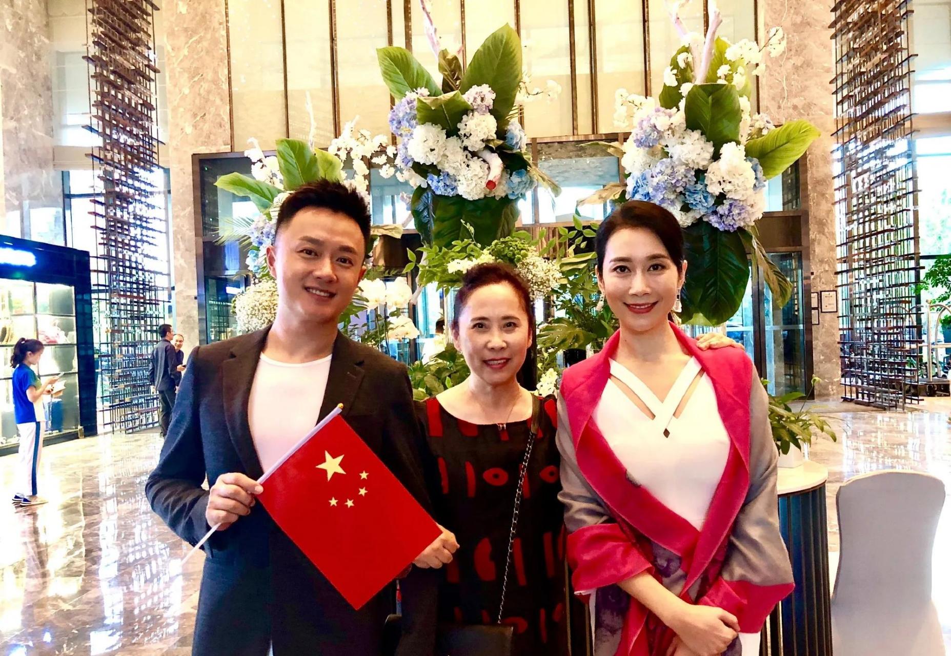 gif创作人# 著名演员高宝宝,方晓莉,颜丹晨,吴健,任泉早前聚会合影