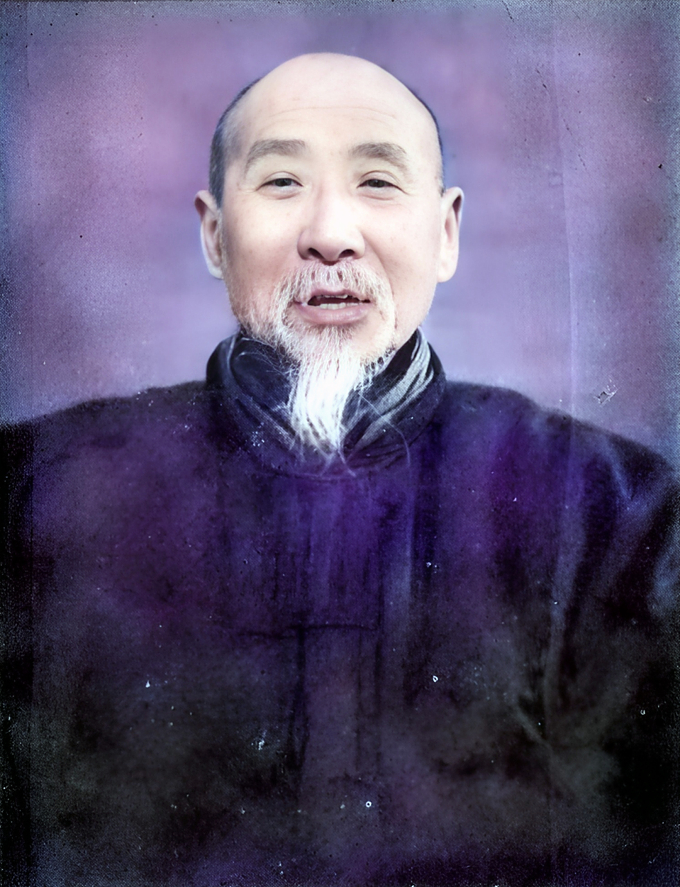 这是大名鼎鼎的实业家周学熙与夫人刘氏的纪念照.周学熙是继盛宣怀之