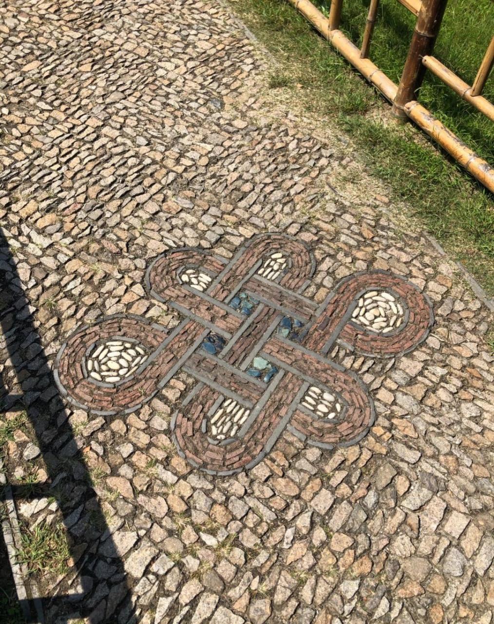 花街铺地是园林中一种地面铺装工艺,是以瓦片,各色卵石,碎石,碎瓷片等