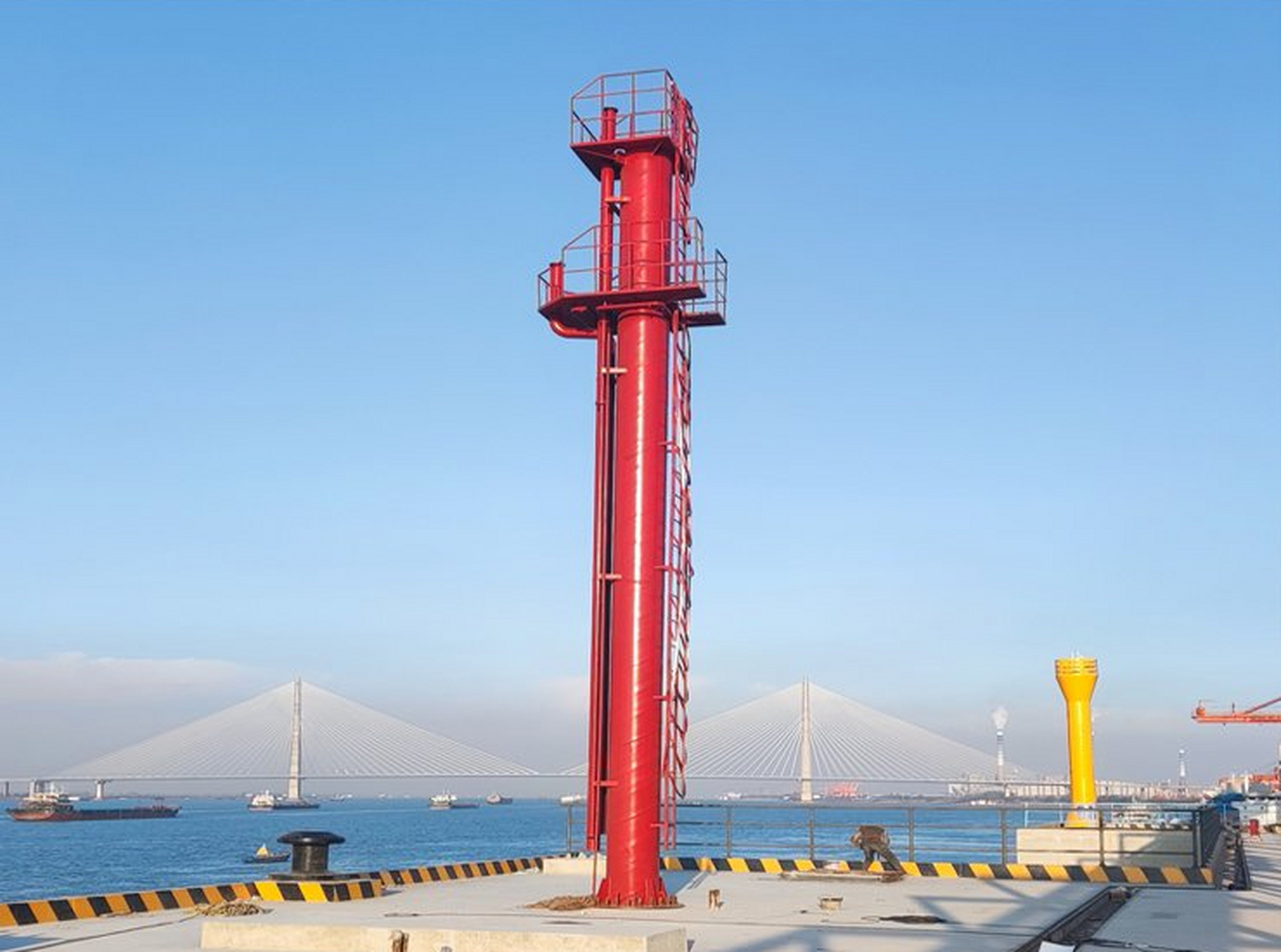 消防炮塔是用于高位安装消防炮的装置,其结构一般为在炮塔立柱上固定