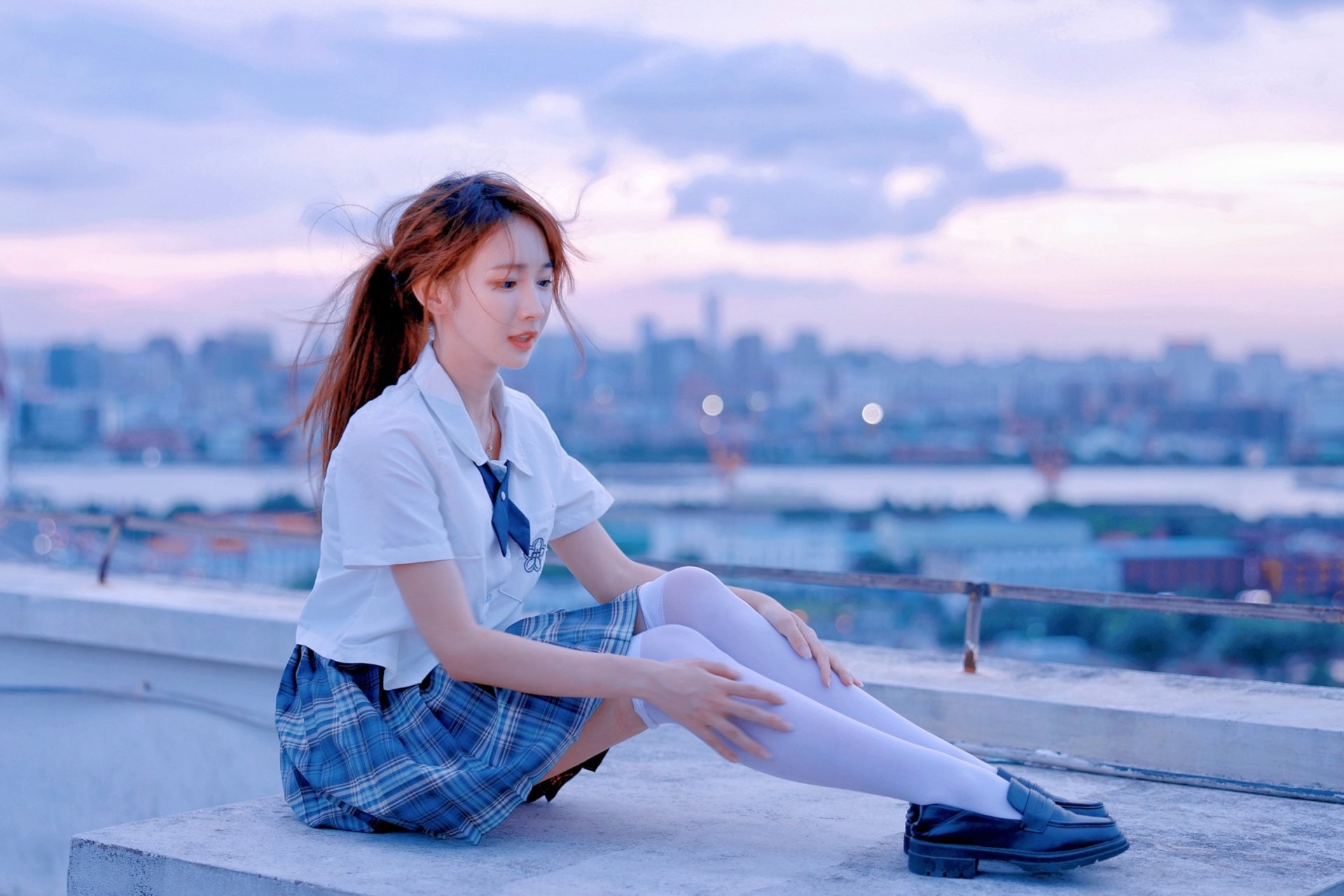 坐在天台上的jk女孩,仿佛置身于云端,沐浴着阳光的洗礼.