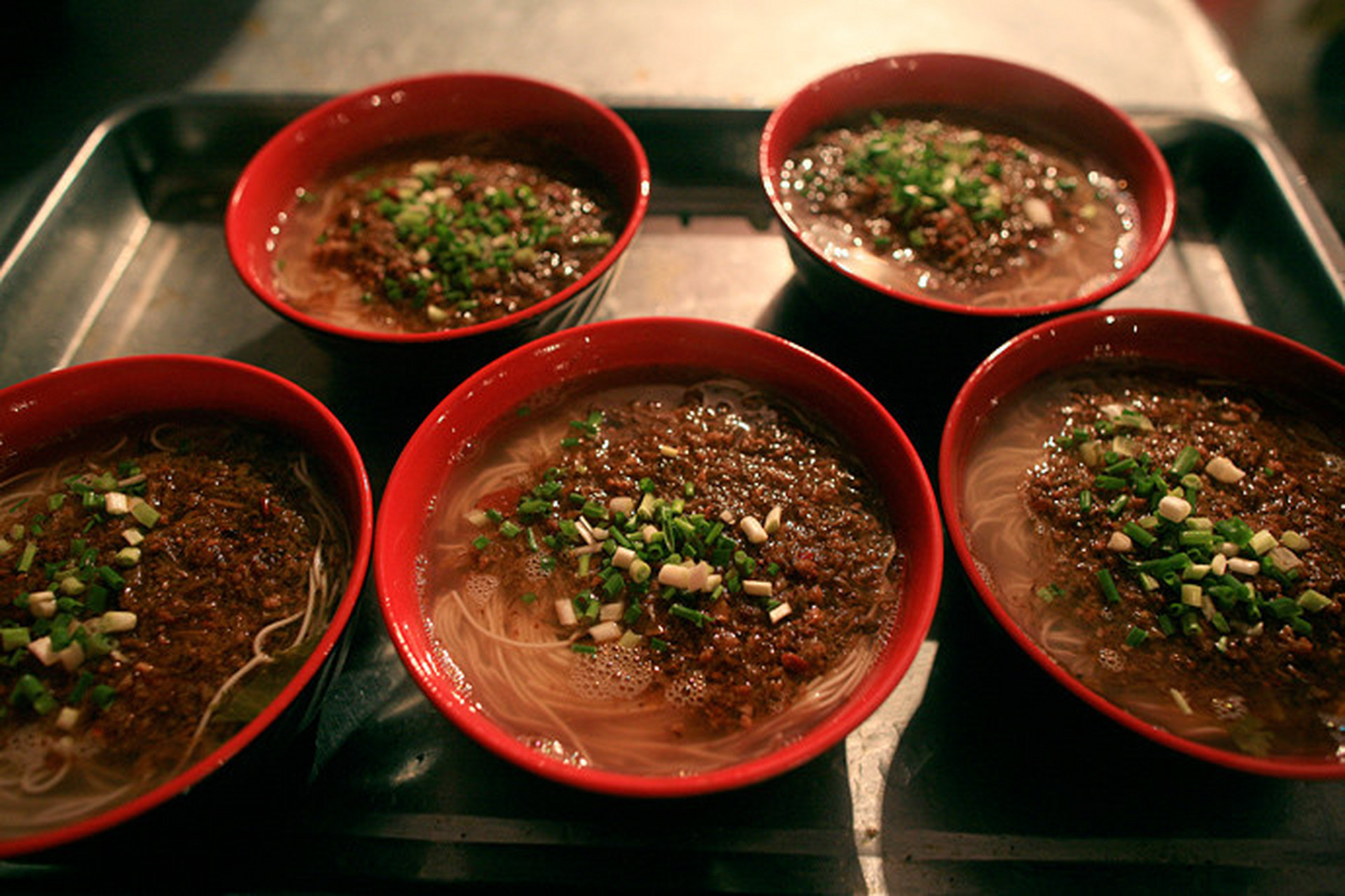 酸浆面起源于枣阳琚湾,不知从何时起,襄阳夜市满街的大虾店,慢慢地