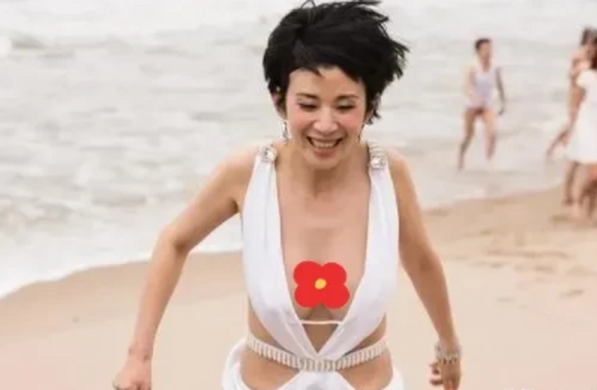 吴君如"豁出去了"与王菀之,卫诗雅,吴若希,蔚雨芯等人海边拍戏,身材