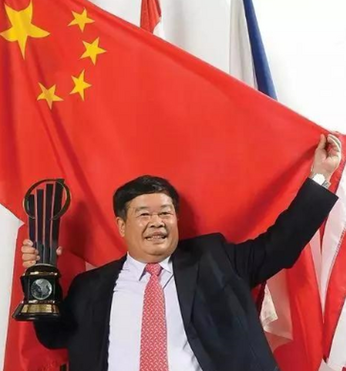 "曹德旺说:"我可以用30000万收购.