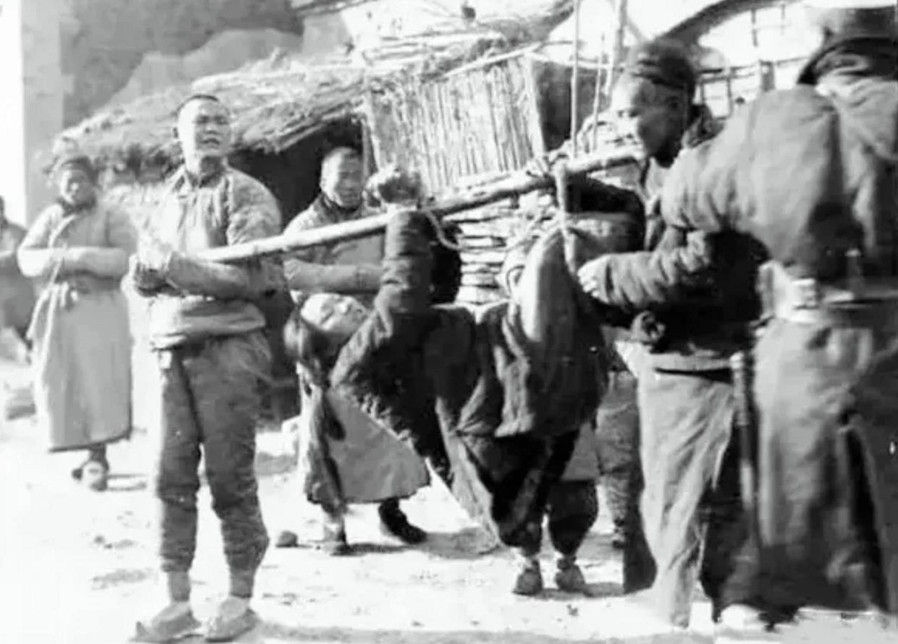 古代女子被浸猪笼前的游街